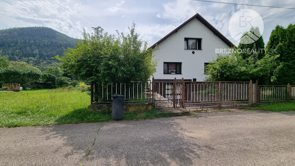 Priestranný rodinný dom Lopej - Podbrezová