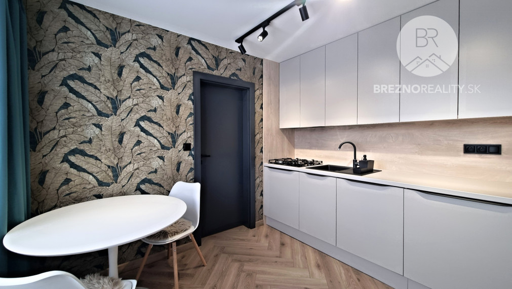 1 izbový byt na predaj - moderne zariadený, kompletná  rekonštrukcia - Brezno - centrum