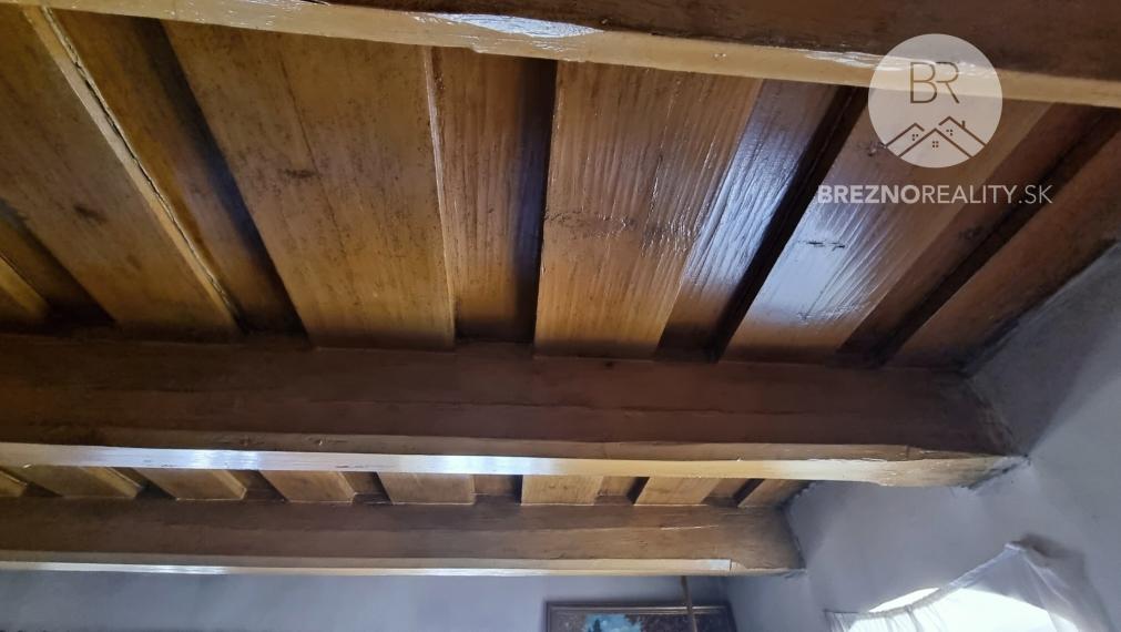 Historický dom v Brezne na predaj – atmosféra s pôvodnými prvkami