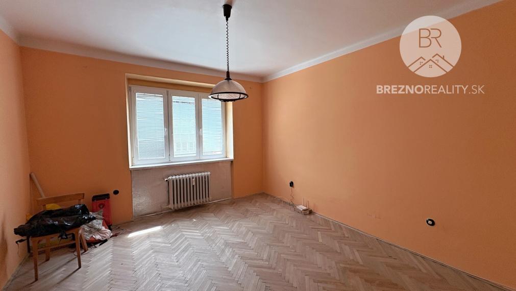Priestranný 2 izbový byt, 75 m2 + 22 m2 pivničný priestor -  Brezno