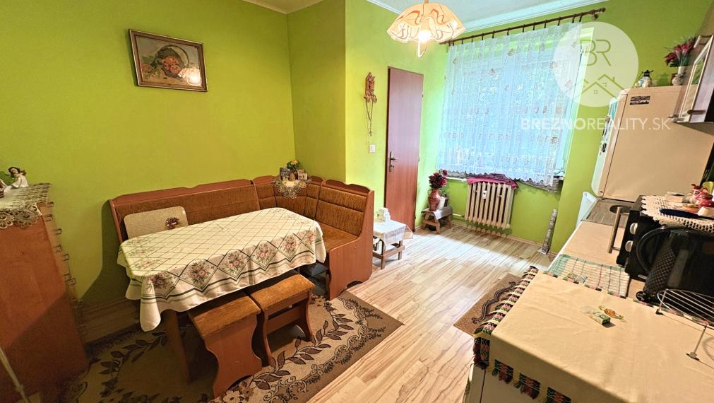 REZERVOVANÝ!!! Na predaj 2 izbový byt, Valaská - 53 m2, priestranný balkón, vlastná kotolňa