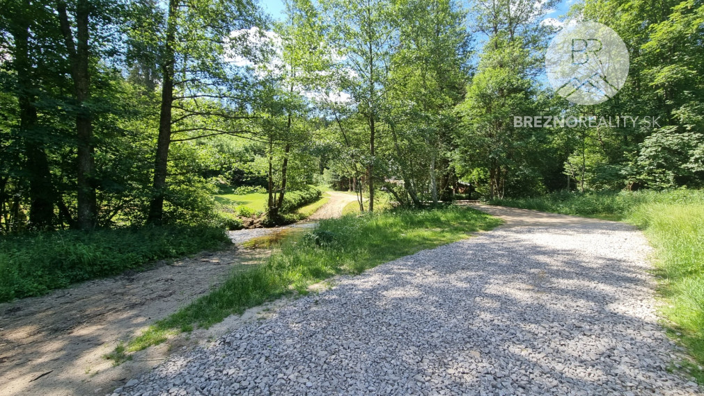 Rekreačný pozemok s drevenicou – Hronec - príroda, výhľady, polosamota