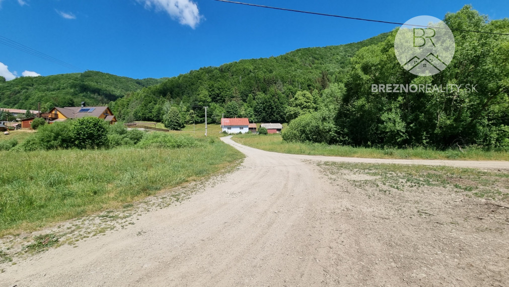 Rekreačný pozemok s drevenicou – Hronec - príroda, výhľady, polosamota