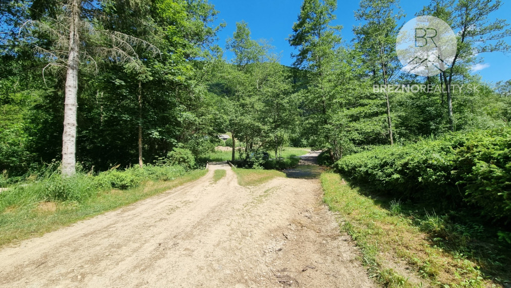 Rekreačný pozemok s drevenicou – Hronec - príroda, výhľady, polosamota