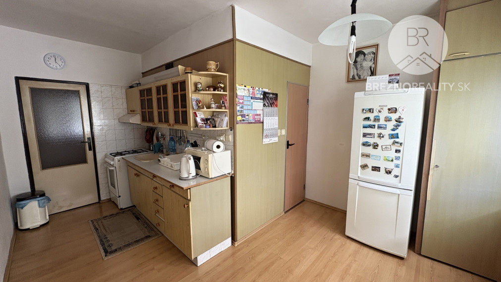 REZERVOVANÝ!!! Priestranný 4i byt s loggiou, 104 m2, Brezno - pripravený na úpravy podľa vašich predstáv