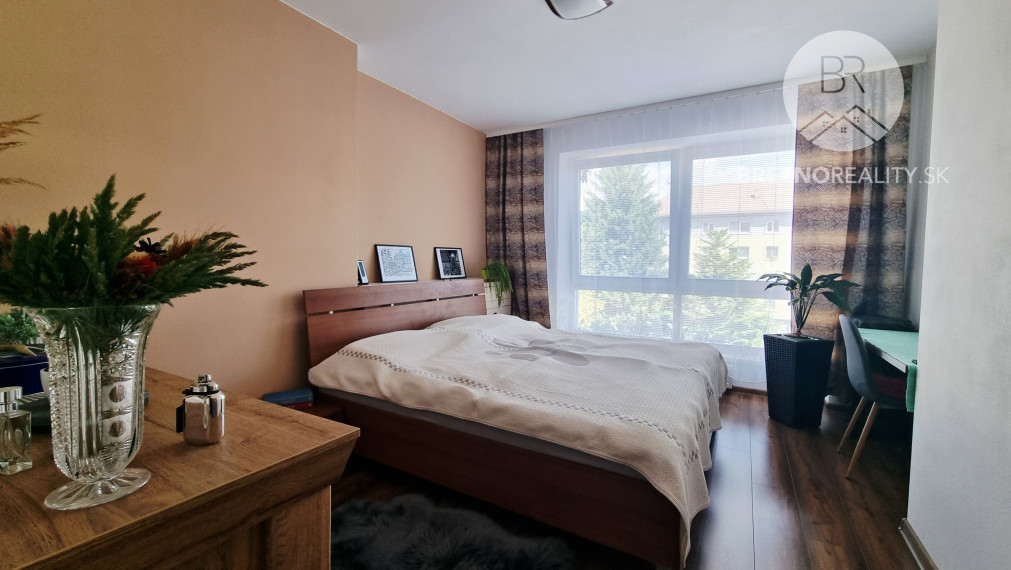 REZERVOVANÉ - Priestranný štvorizbový byt Valaská - okr. Brezno