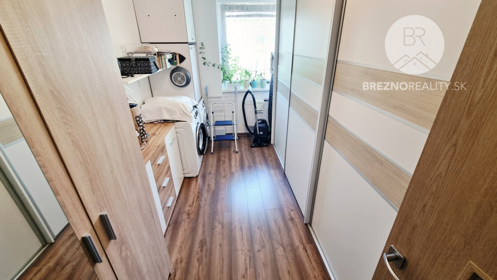 REZERVOVANÉ - Priestranný štvorizbový byt Valaská - okr. Brezno