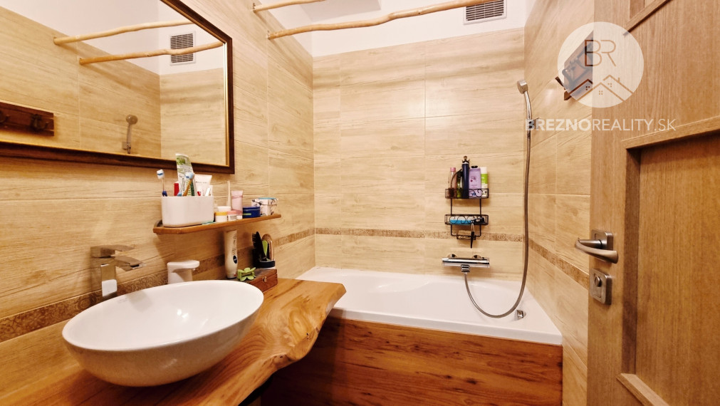 REZERVOVANÉ - Priestranný štvorizbový byt Valaská - okr. Brezno