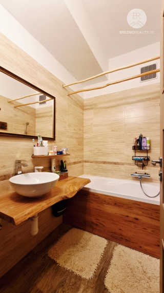 REZERVOVANÉ - Priestranný štvorizbový byt Valaská - okr. Brezno