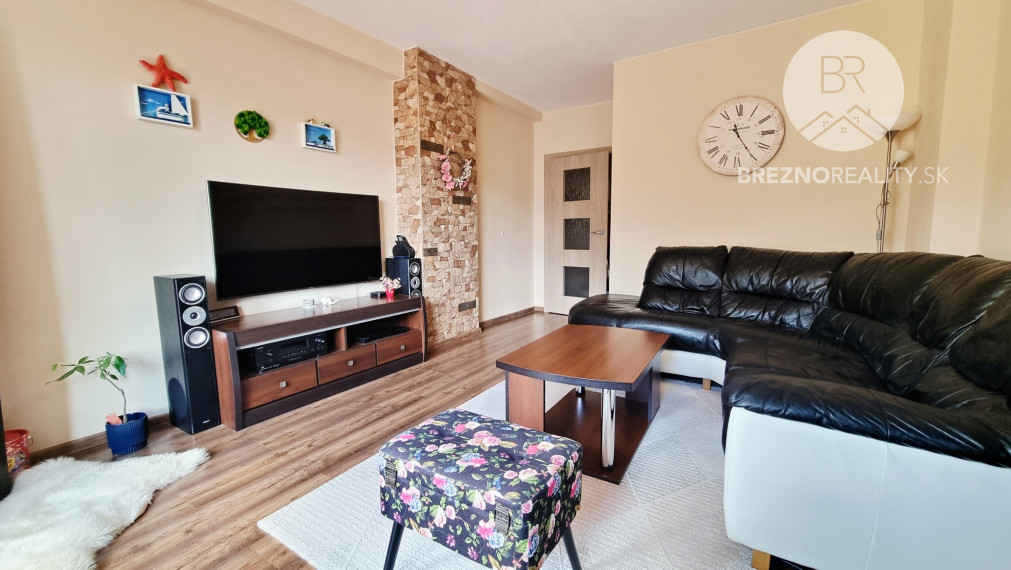 REZERVOVANÉ - Priestranný štvorizbový byt Valaská - okr. Brezno