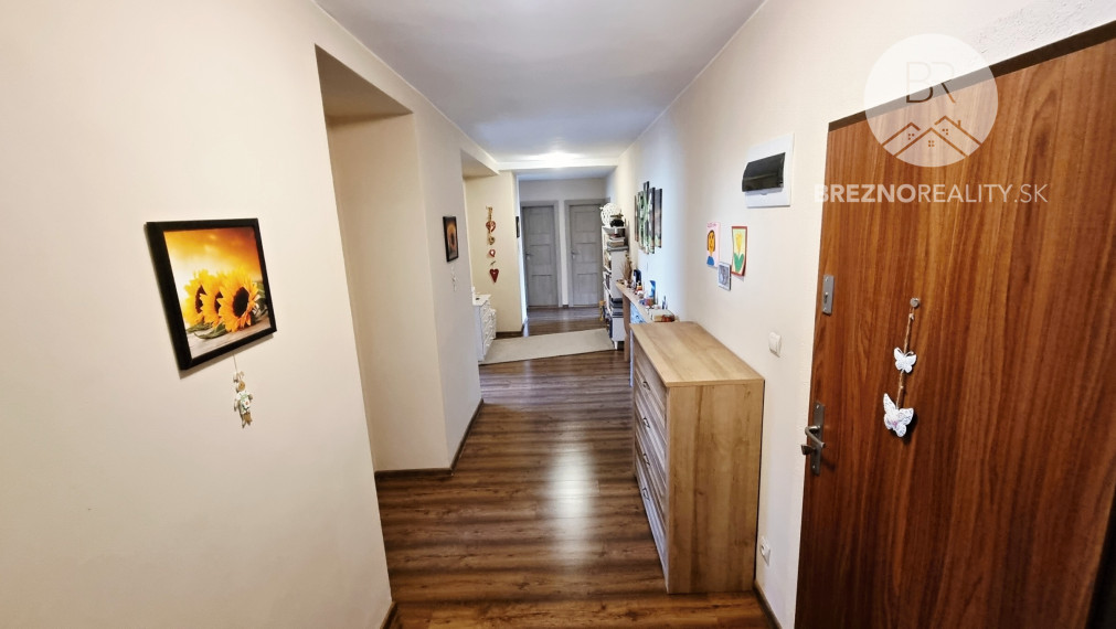 REZERVOVANÉ - Priestranný štvorizbový byt Valaská - okr. Brezno