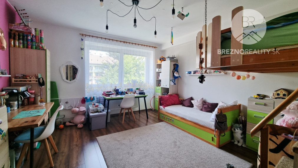 REZERVOVANÉ - Priestranný štvorizbový byt Valaská - okr. Brezno