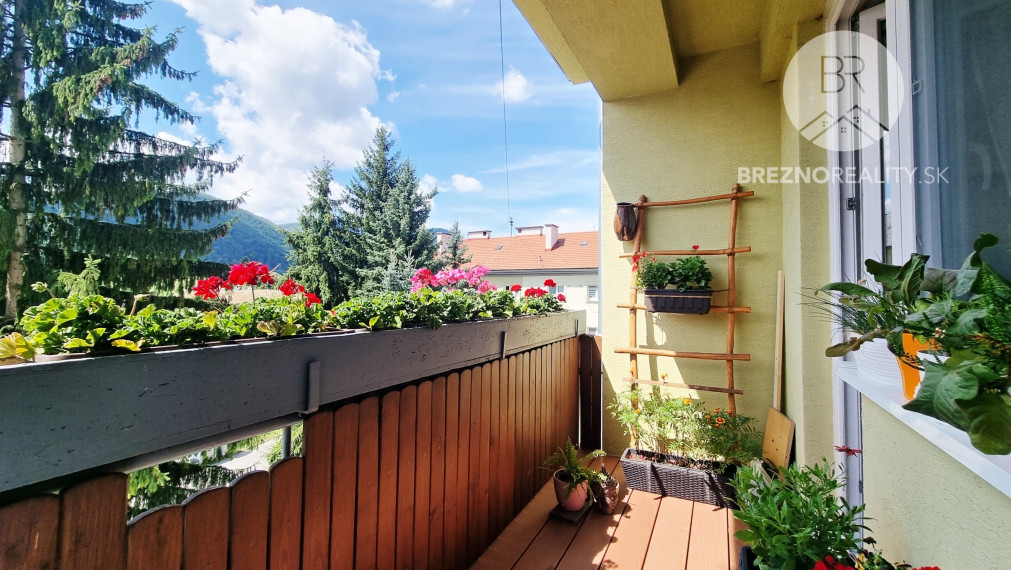 REZERVOVANÉ - Priestranný štvorizbový byt Valaská - okr. Brezno