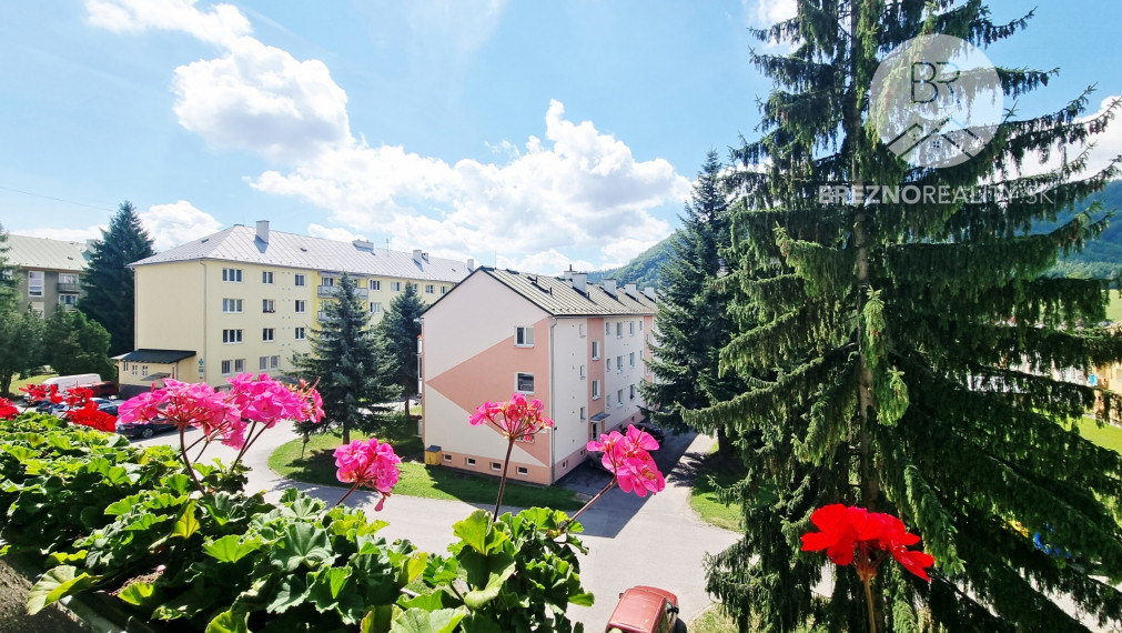 REZERVOVANÉ - Priestranný štvorizbový byt Valaská - okr. Brezno