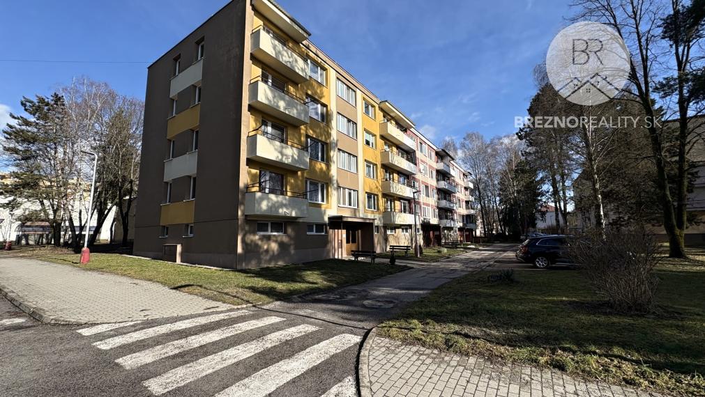 Priestranný 4,5- izbový byt s balkónom a loggiou blízko centra Brezna