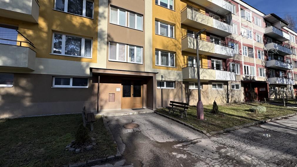 Priestranný 4,5- izbový byt s balkónom a loggiou blízko centra Brezna
