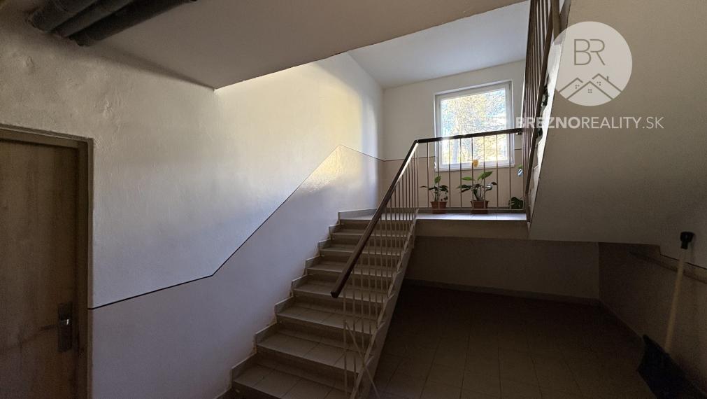 Priestranný 4,5- izbový byt s balkónom a loggiou blízko centra Brezna