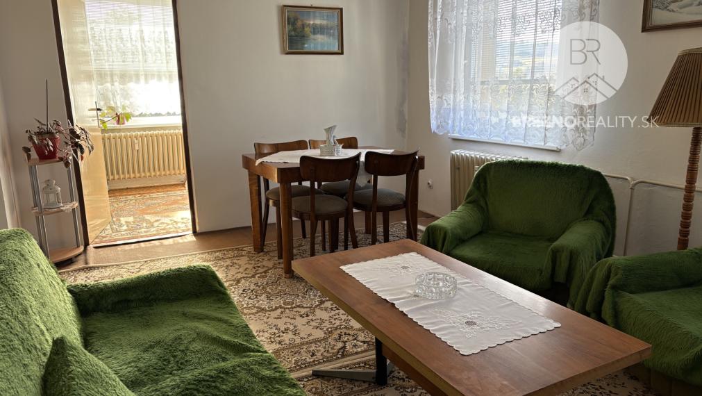 Priestranný 4,5- izbový byt s balkónom a loggiou blízko centra Brezna