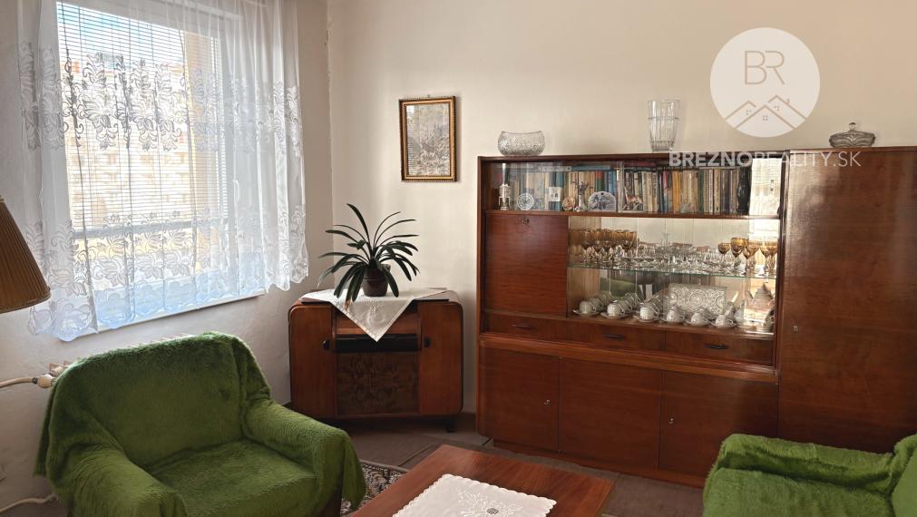 Priestranný 4,5- izbový byt s balkónom a loggiou blízko centra Brezna