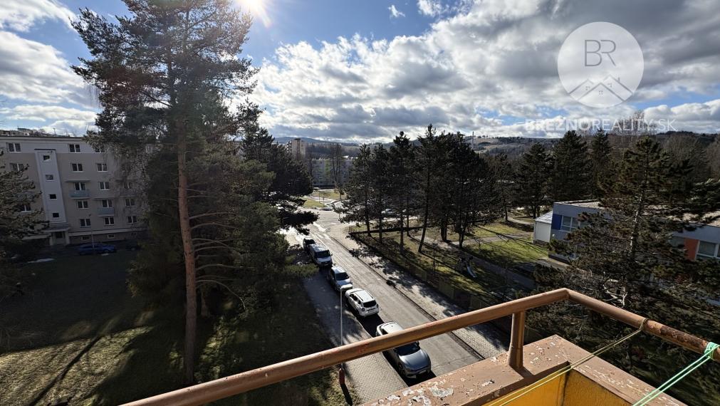 Priestranný 4,5- izbový byt s balkónom a loggiou blízko centra Brezna