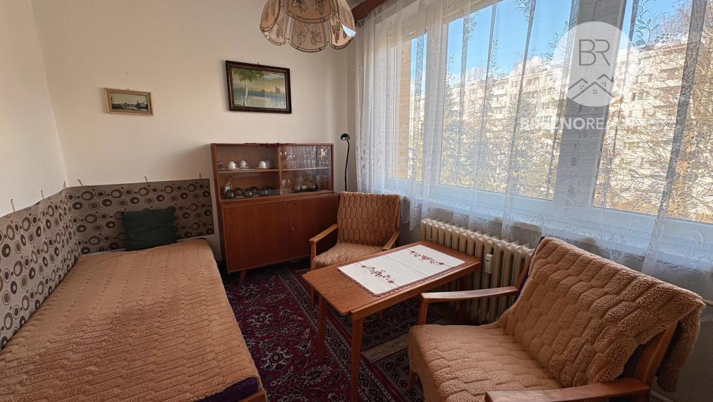 Priestranný 4,5- izbový byt s balkónom a loggiou blízko centra Brezna