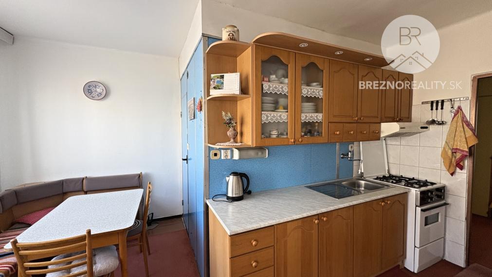 Priestranný 4,5- izbový byt s balkónom a loggiou blízko centra Brezna