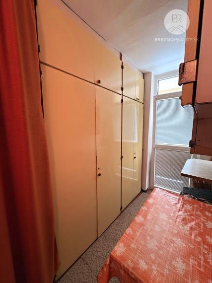 Priestranný 4,5- izbový byt s balkónom a loggiou blízko centra Brezna