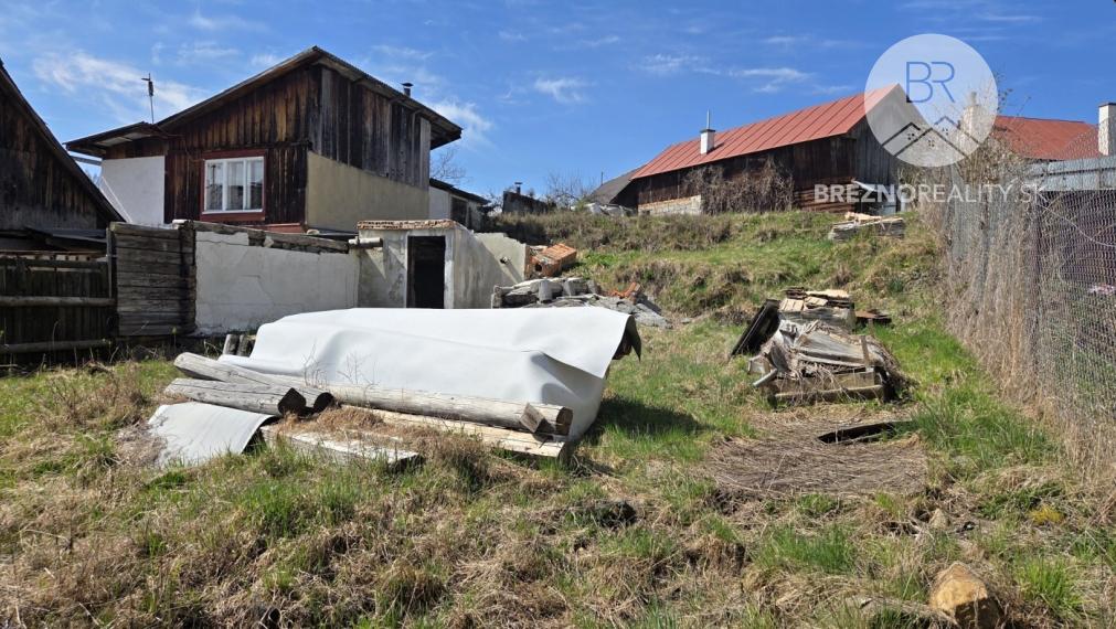 Stavebný pozemok so súpisným číslom (pôvodný dom) - Zadné Halny