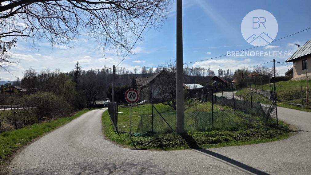 Stavebný pozemok so súpisným číslom (pôvodný dom) - Zadné Halny