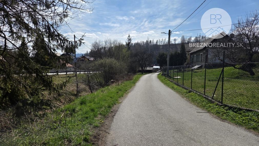 Stavebný pozemok so súpisným číslom (pôvodný dom) - Zadné Halny
