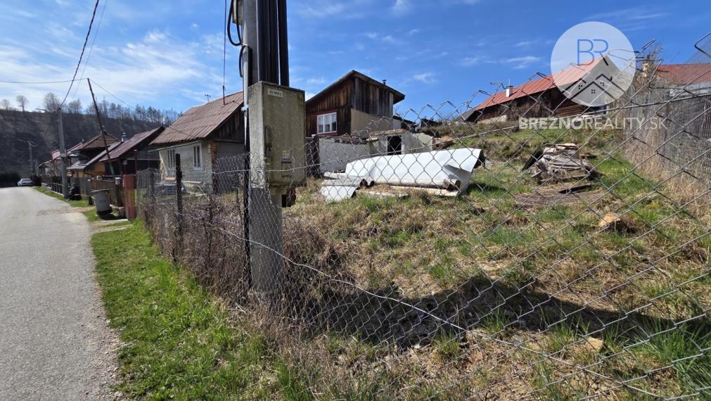 Stavebný pozemok so súpisným číslom (pôvodný dom) - Zadné Halny