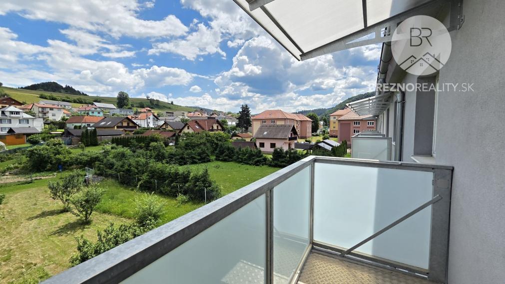 Príjemný 2-izbový byt s novým balkónom, vlastným kúrením a krásnym výhľadom – Valaská
