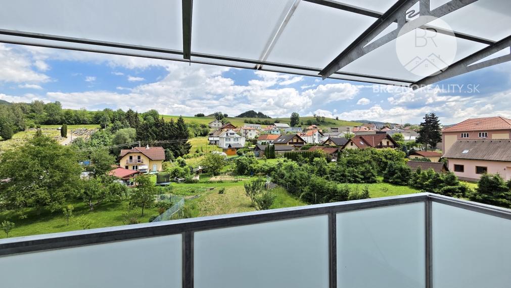 Príjemný 2-izbový byt s novým balkónom, vlastným kúrením a krásnym výhľadom – Valaská