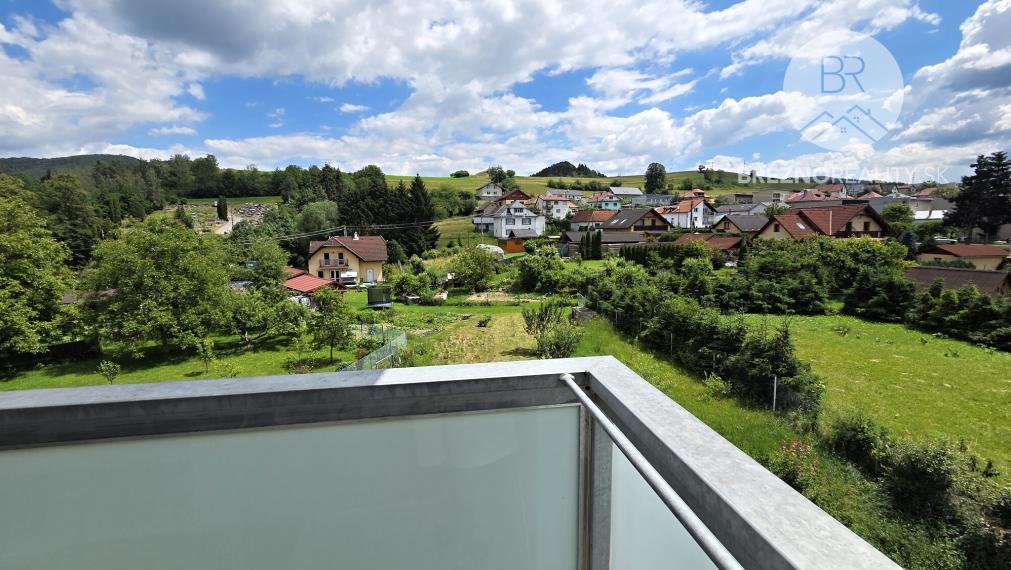 Príjemný 2-izbový byt s novým balkónom, vlastným kúrením a krásnym výhľadom – Valaská