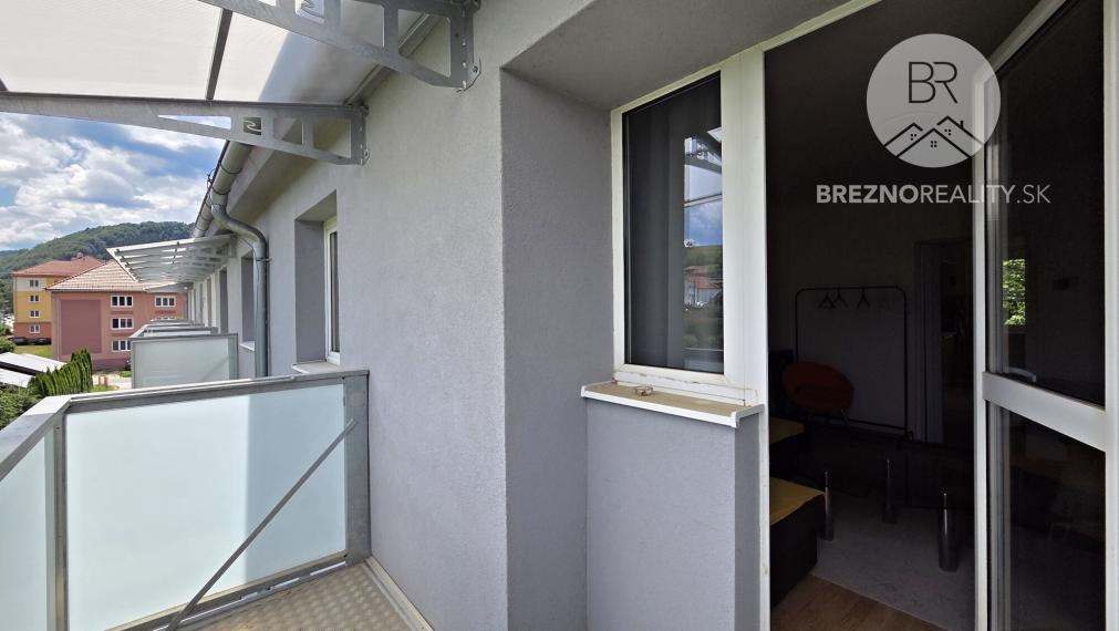 Príjemný 2-izbový byt s novým balkónom, vlastným kúrením a krásnym výhľadom – Valaská