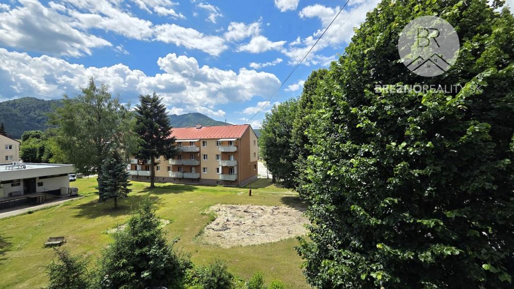 Príjemný 2-izbový byt s novým balkónom, vlastným kúrením a krásnym výhľadom – Valaská