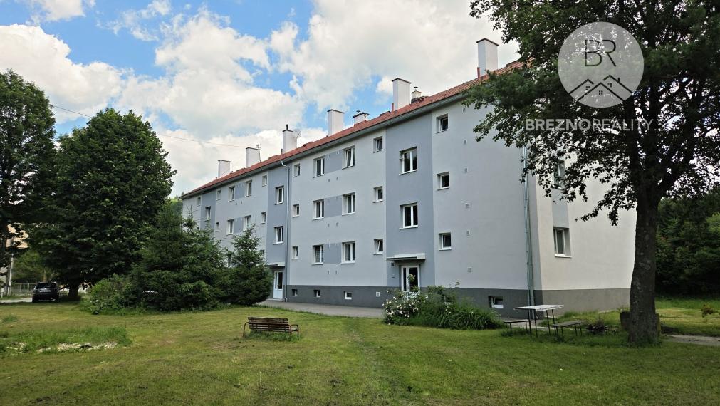 Príjemný 2-izbový byt s novým balkónom, vlastným kúrením a krásnym výhľadom – Valaská