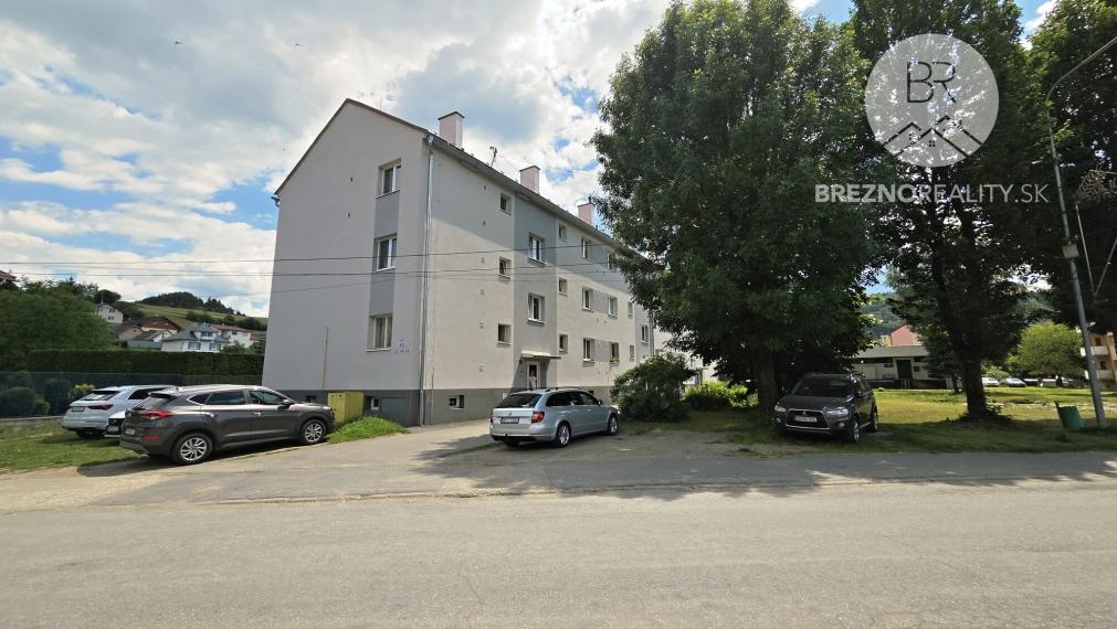 Príjemný 2-izbový byt s novým balkónom, vlastným kúrením a krásnym výhľadom – Valaská
