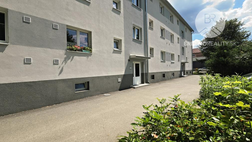 Príjemný 2-izbový byt s novým balkónom, vlastným kúrením a krásnym výhľadom – Valaská