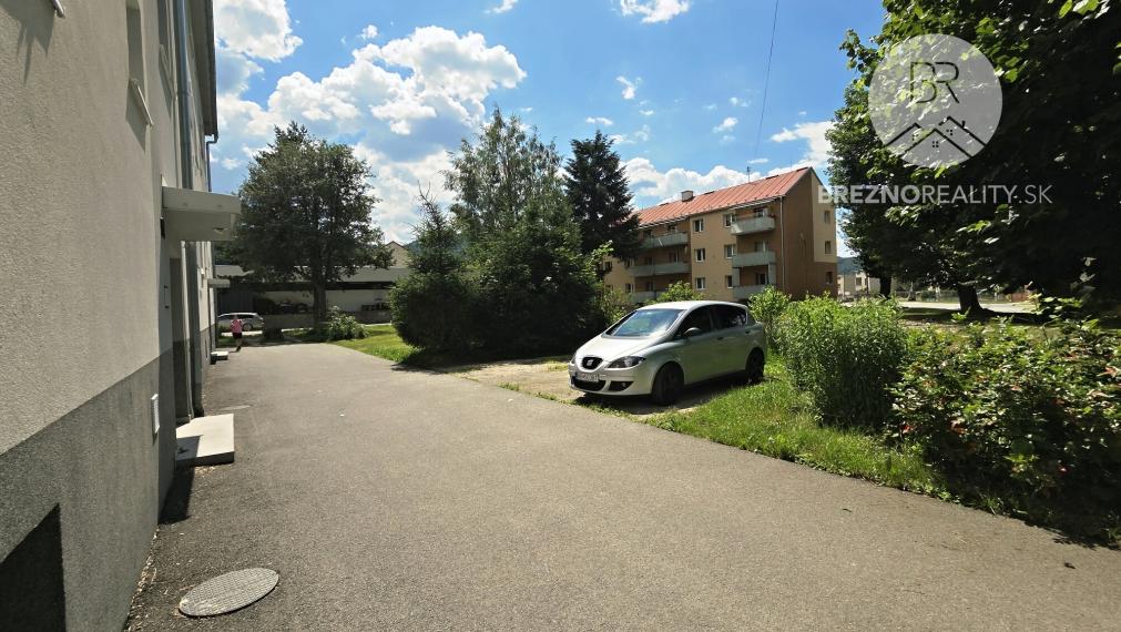 Príjemný 2-izbový byt s novým balkónom, vlastným kúrením a krásnym výhľadom – Valaská