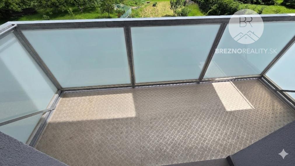 Príjemný 2-izbový byt s novým balkónom, vlastným kúrením a krásnym výhľadom – Valaská