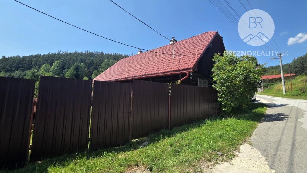 Tradičná drevenica na pokojnom  mieste - Pohorelá