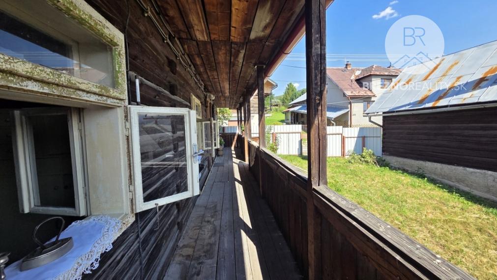 Tradičná drevenica na pokojnom  mieste - Pohorelá