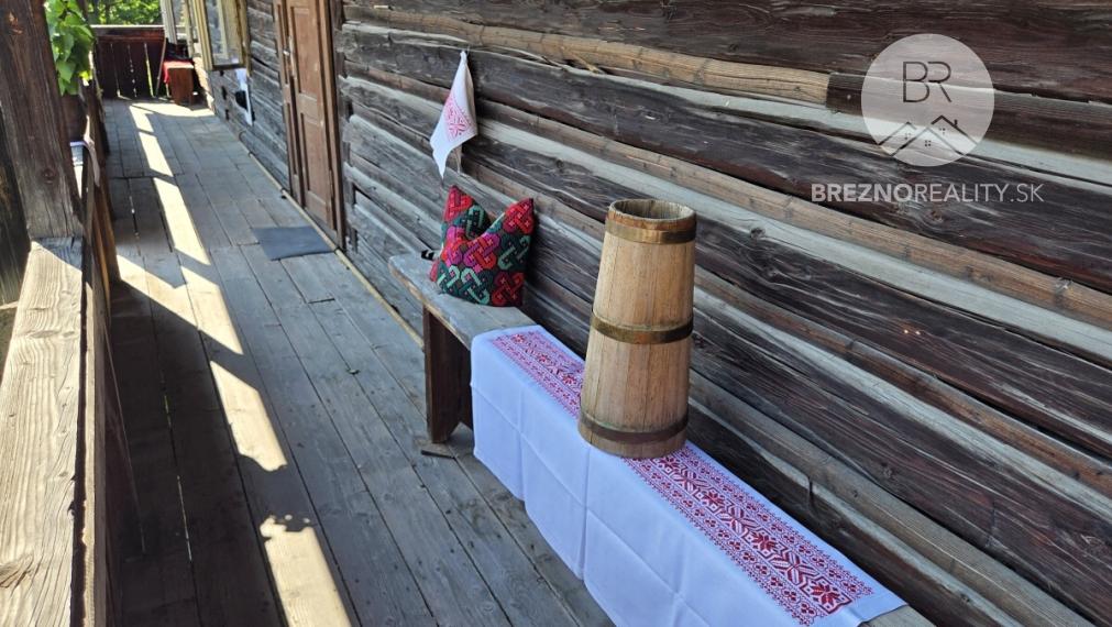 Tradičná drevenica na pokojnom  mieste - Pohorelá