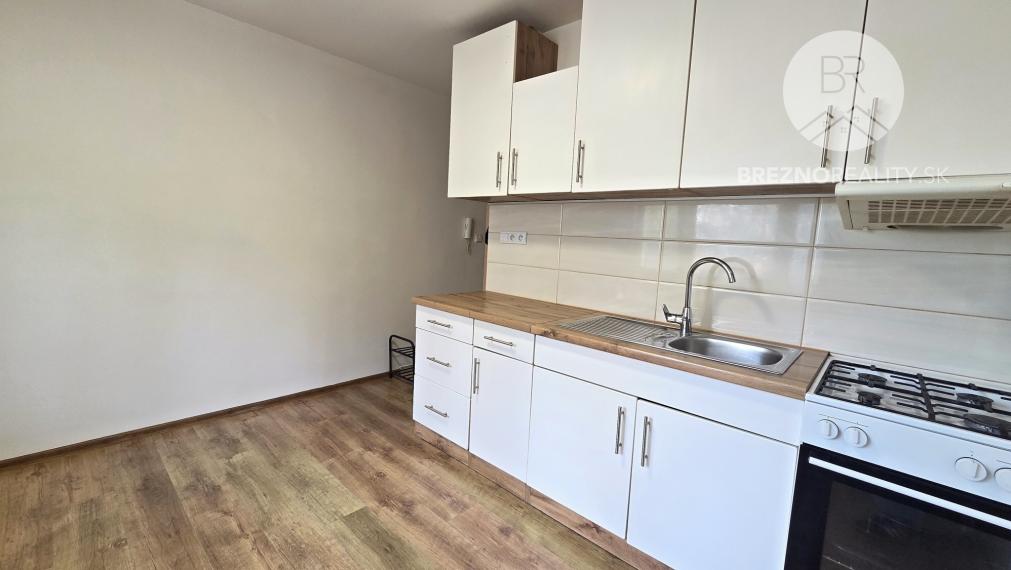 1-izbový byt po renovácii na prenájom – Podbrezová, Kolkáreň