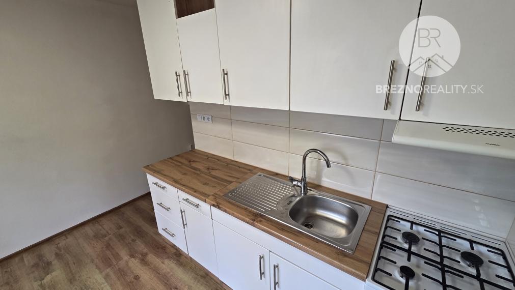 1-izbový byt po renovácii na prenájom – Podbrezová, Kolkáreň