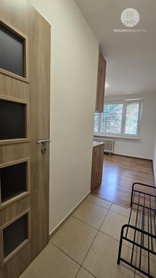 1-izbový byt po renovácii na prenájom – Podbrezová, Kolkáreň