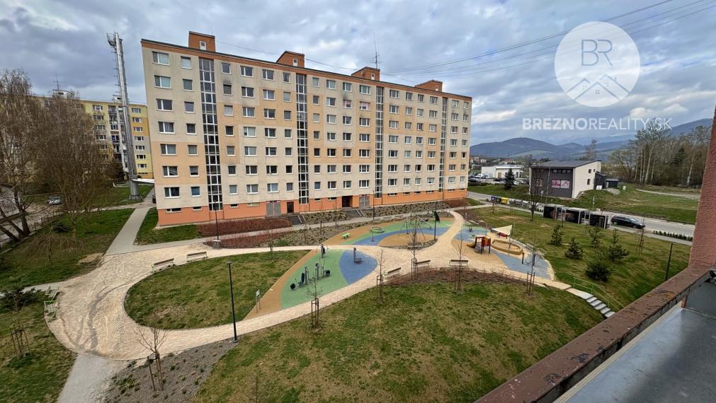 Priestranný 3-izbový byt (70 m²) s loggiou na sídlisku Mazorníkovo, Brezno