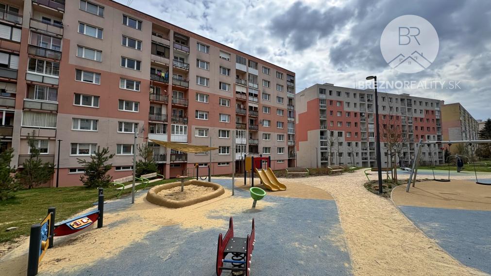 Priestranný 3-izbový byt (70 m²) s loggiou na sídlisku Mazorníkovo, Brezno