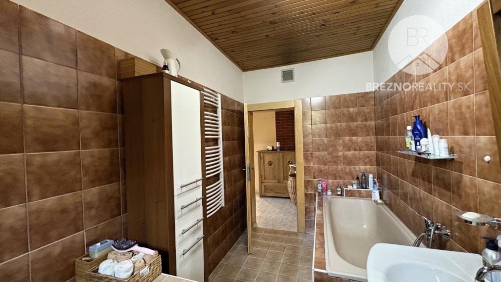 Dom na predaj s výbornou polohou a udržiavanou záhradou - Lopej - Podbrezová